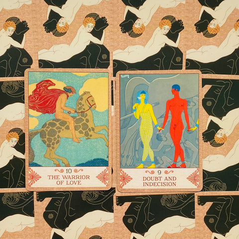 Tarot kortos, dvi atverstos: kairėje „The Warrior of Love“ raitelis ant dėmėto žirgo, dešinėje „Doubt and Indecision“ geltona ir raudona pora