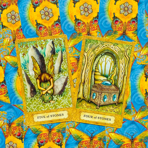 tarot kortos Five of Stones ir Four of Stones ant ryškaus mėlyno‑geltono drugelių fono su detalizuotomis iliustracijomis