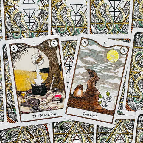 Tarot kortos su dviem atvertais kortomis The Magician ir The Fool, rankų pieštų iliustracijų, šiltų natūralių tonų fonas