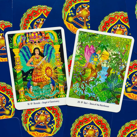 Tarot kortos su dviem ryškiomis iliustracijomis — angelu ir džiunglių deva, parodytos iš viršaus, skirtos rinkiniui pristatyti