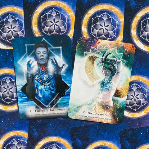 Orakulo kortos dvių variantų komplektas: mėlyna „Energy Attachments“ ir šviesi „Divine Creation“ ant kosminio mėlyno fono