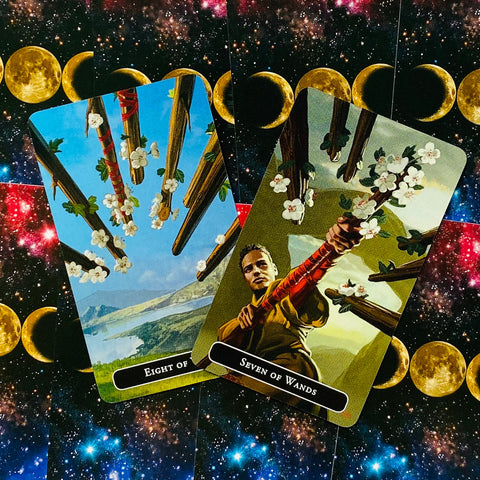 Tarot kortos RWS stiliaus, Seven of Wands ir Eight of Wands variantai ant kosminio mėnulio fono, dvi kortos persidengia kampu