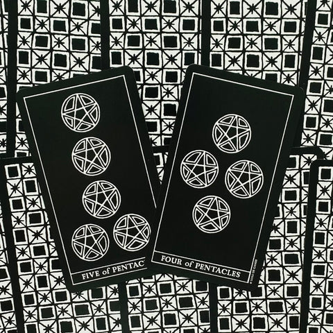 Inversion Tarot kortos skardinėje dėžutėje