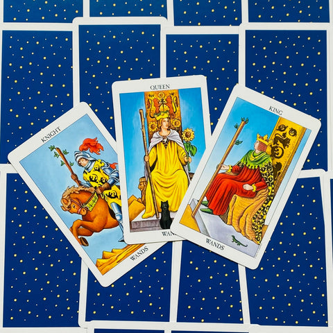 tarot kortos Rider–Waite stiliaus komplektas: trys lazdučių rūšies kortos (riteris, karalienė, karalius) ant mėlynos žvaigždėtos nugarėlės