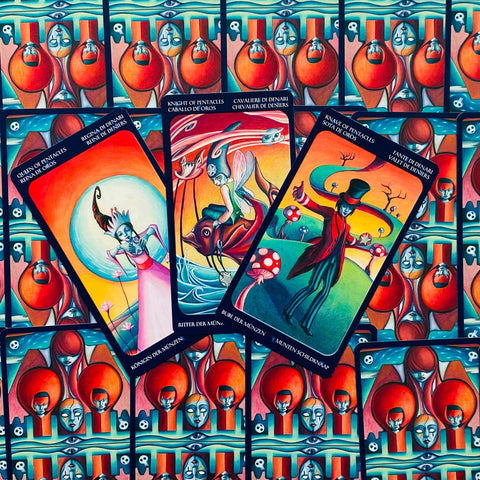 tarot kortos spalvingas rinkinys su trimis atverstomis kortomis ir pasikartojančia raštuota nugarėle