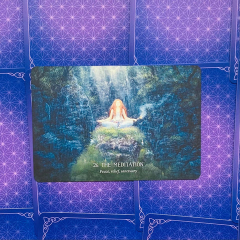 Meditacijos korta (Nr.26) priekinė pusė: mėlyno‑žalsva iliustracija su besimedituojančia moterimi ir pavadinimu.