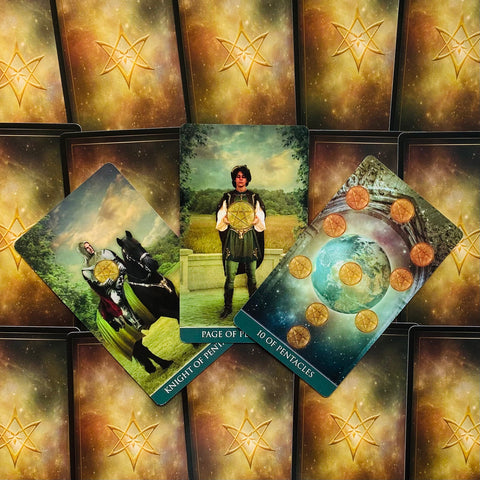 Tarot kortos Pentaklių komplektas: trijų kortų išdėstymas su žaliais ir rudos spalvų atspalviais, matomas galinis žvaigždės raštas