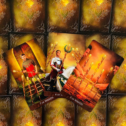 tarot kortos — trijų lazdų rūšies kortų išdėstymas: 7, 6 ir 5 lazdos ant auksinio fono, kampu persidengiančios