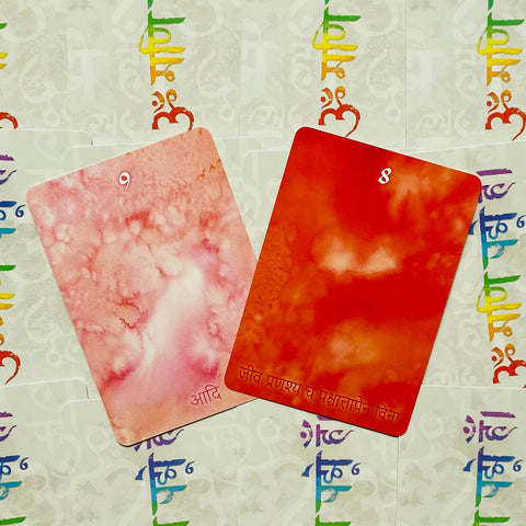 Tarot kortos rožinės ir raudonos akvarelės versijos (8 ir 9), dvi atverstos kortos persidengiant ant baltos fono su spalvotomis nugarėlėmis