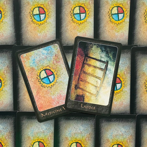 Tarot kortos su dviem atvertomis kortomis — Ladder ir Medicine Wheel, ryškių akvarelinių spalvų ir tekstūros