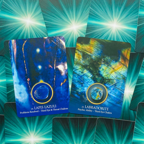 Kortos Lapis Lazuli ir Labradorite, dvi atverstos kortos su intensyviais mėlynais–žalsvais dizainais ir čakrų aprašymais