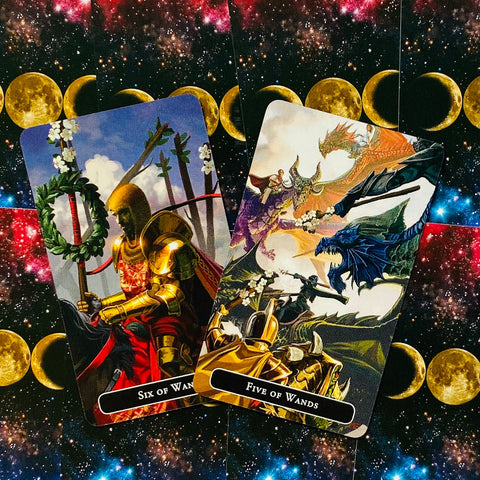tarot kortos — dviejų kortų komplektas (Six of Wands, Five of Wands) ant kosminio mėnulio fono, aukštos raiškos kampu