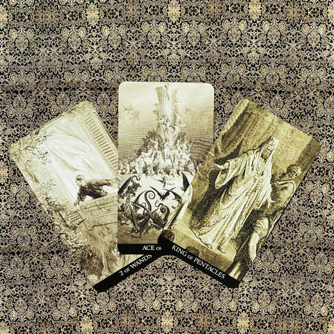 Tarot kortos sepijos tonais, vintage komplektas su trimis kortomis suverstoje fano kompozicijoje ant ornamentuoto audinio