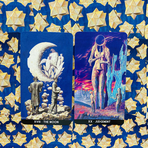 Tarot kortos, iliustruotos „Mėnulis“ ir „Teismas“ variantas, mėlynos kortelių nugarėlės su auksinėmis žvaigždėmis