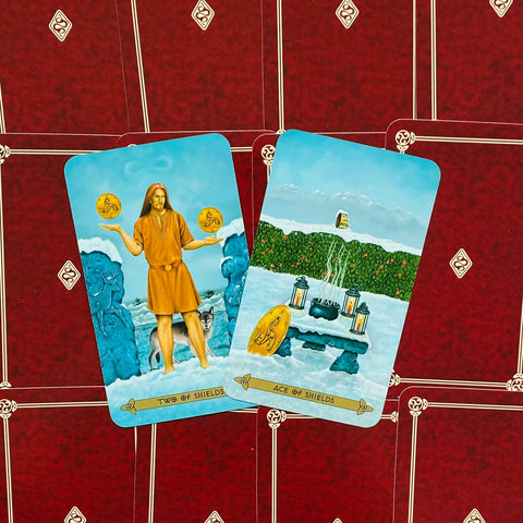 Tarot kortos – atviros Shields tūzas ir dvynių kortos, mėlyni piešiniai ant raudonos nugarėlės, kortų priekinės pusės detalės