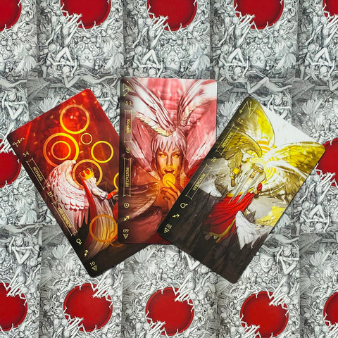 tarot kortos – trijų ryškių iliustruotų kortų rinkinys su raudonai‑geltonomis detalėmis ir ornamentine nugarėle