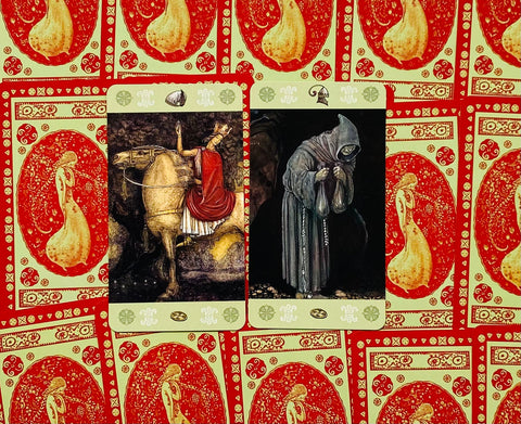 Tarot kortos, dvi iš rinkinio — karalienė ant žirgo ir paslaptingas vienuolis, detalus priekinis kampas ant raudono ornamentinio fono