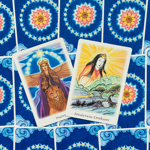 tarot kortos dvi atverstos kortos — Inanna ir Amaterasu ant mėlyno žvaigždėto nugarėlių fono, detalės matomos