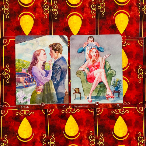 tarot kortos su raudonomis nugarėlėmis, dvi atverstos kortos — poros romantika ir moteris raudonais drabužiais