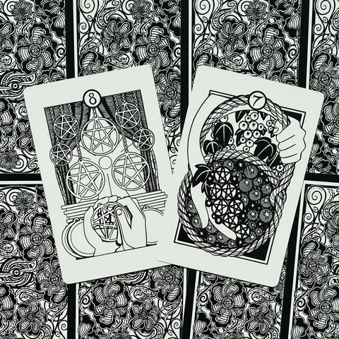 Tarot kortos juodai baltos iliustracijos, dvi atvertos kortos su pentakliais ir virvės motyvais, ornamentinis gėlių fonas