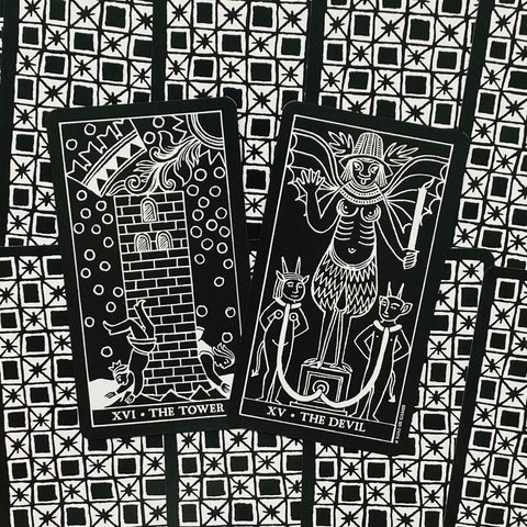 Tarot kortos juodai baltos, pagrindinės arkana XVI Bokštas ir XV Velnys parodytos priekiniai dizainai ant šachmatinio fono