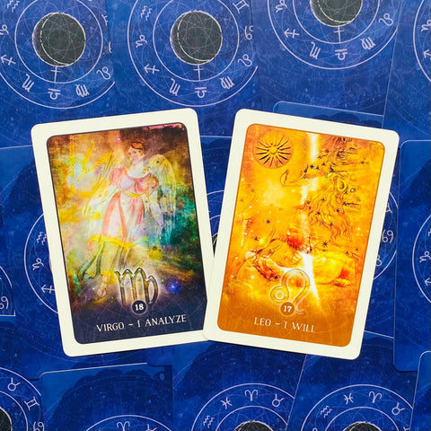 tarot kortos artimas planas: Mergelės (mėlyna) ir Liūto (auksinė) kortos priekinės pusės, unikalus derinys