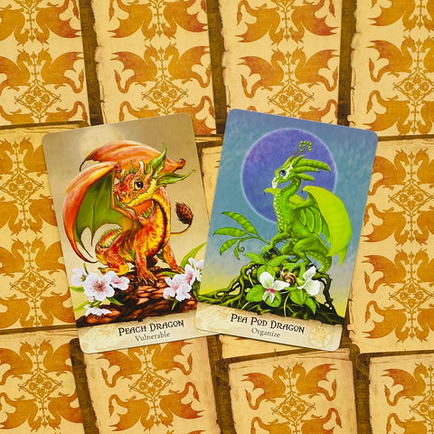 Orakulo kortos – dvi iliustruotos versijos: oranžinė Peach Dragon ir žalia Pea Pod Dragon, plokščiai išdėstytos