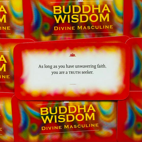 Buddha Wisdom kortų rinkinys, raudona dėžutė iš priekio, matoma pavyzdinė kortelė su anglišku patarimu apie tvirtą tikėjimą
