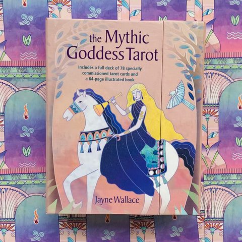 Mythic Goddess Tarot kortų dėžutė su pasteline rožine ir tamsiai mėlyna iliustracija moters ant arklio, Jayne Wallace
