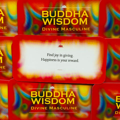 Buddha Wisdom kortų rinkinys Divine Masculine, ryški raudona ir spalvota pakuotė, priekyje pavyzdinė korta apie džiaugsmą dalinant
