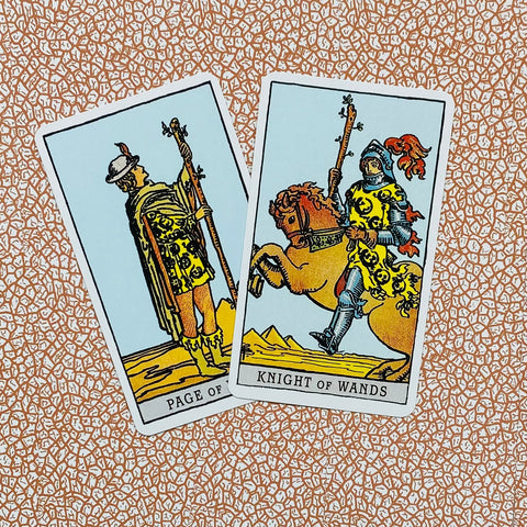 Tarot kortos Rider–Waite: dvi kortos iš priekio (Page of Wands ir Knight of Wands), akcentas ant dizaino ir spalvų