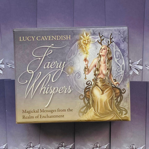 Kortų rinkinys Faery Whispers, Lucy Cavendish, dėžutė su aukso spalvos fėjos iliustracija ir ornamentuotu fonu