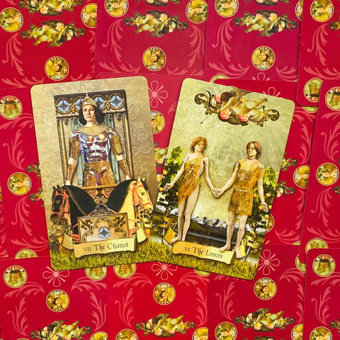 tarot kortos Rider–Waite stiliaus komplektas, dvi priekinės kortos (VII The Chariot, VI The Lovers) ant raudono raštuoto fono
