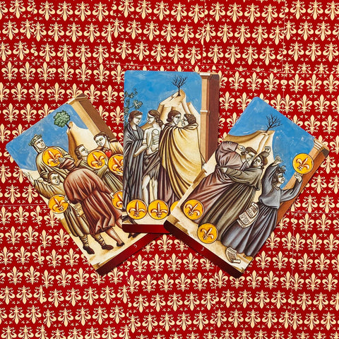 Tarot kortos trijų kortų rinkinys ant raudono ornamentuoto fono, su detaliosiomis renesanso stiliaus iliustracijomis