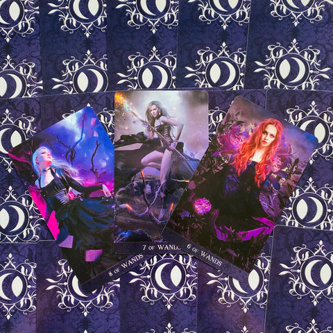 tarot kortos su violetiniu ornamentuotu galu, trys išklotos kortos (8, 7, 6 of Wands) su fantazijos iliustracijomis