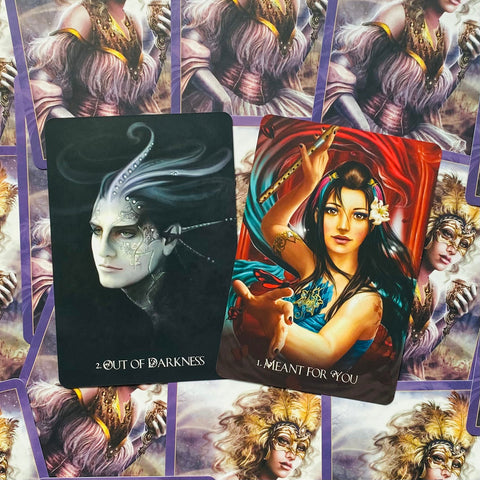 tarot kortos — artimų planų dvi kortos: tamsi gotiška "Out of Darkness" ir spalvinga "Meant For You"