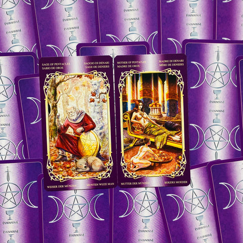 tarot kortos purpuriniame fone, atverstos dvi Pentaklių kortos (Išminties ir Motinos), aiškus priekinis rodymas