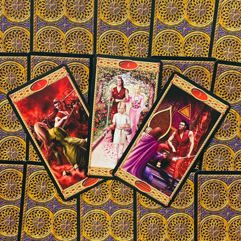 tarot kortos su aukso ir violetinėmis nugarėlėmis, trijų atverstų kortų išklotė su aiškiomis iliustracijomis, skirta skaitymui
