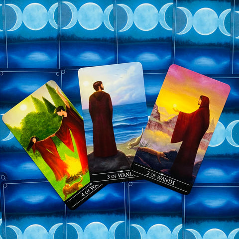 Tarot kortos trijų išklotinių serija: 2, 3 ir 4 Wands su ryškiai geltonais, jūros mėlynumo ir mėnulio fonais, sustatytos ventyse