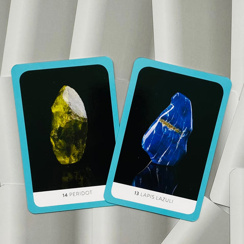 Kortos su peridoto (geltonas) ir lazurito (mėlynas) iliustracijomis, turkio rėmeliai, pasuktos ant sidabrinio fono