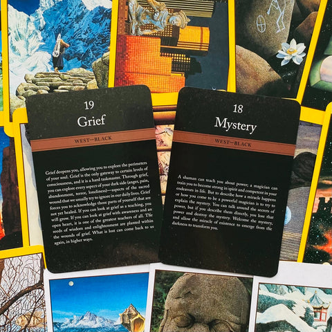 Tarot kortos informacinės pusės: dvi juodos West–Black kortelės (19 Grief, 18 Mystery) su aiškiu tekstu ir artimu kampu