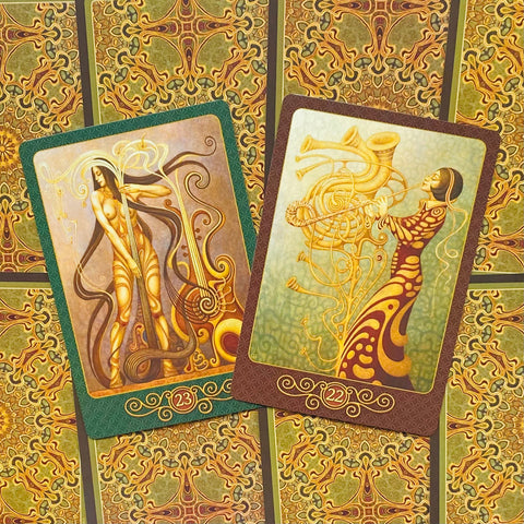 Tarot kortos Art Nouveau stiliaus komplektas — dvi kortos (23 žalia rėmelis, 22 rudas) ant ornamentinio fono