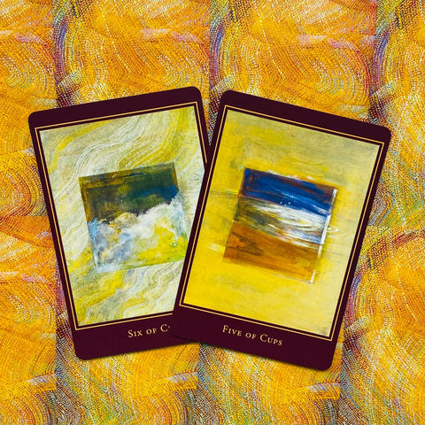 Tarot kortos geltoname fone, komplektas su Five of Cups ir Six of Cups meninėmis iliustracijomis skaitymams