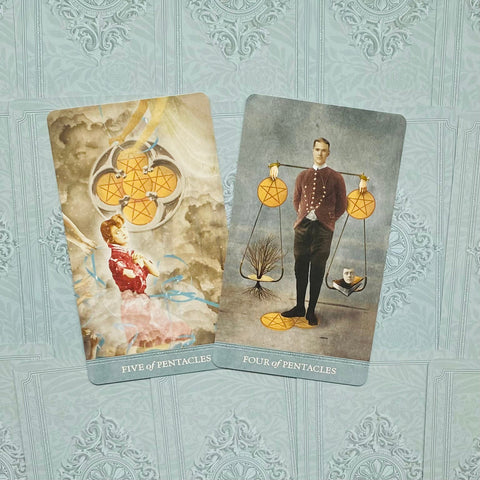 Tarot kortos – atviri „Five of Pentacles“ ir „Four of Pentacles“ kortų priekiniai dizainai ant šviesiai mėlyno fono, skirti detalėms įvertinti