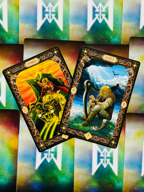 tarot kortos dviejų atverstos kortos su spalvingomis nordiško stiliaus iliustracijomis — karo vežimas ir bardas