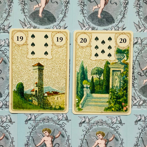 Lenormand kortos: kairėje 19 „Bokštas“ su pilku bokštu, dešinėje 20 „Sodas“ su laiptų terasa ant melsvo angelų fono