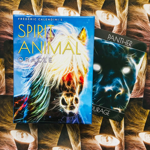 Spirit Animal kortų rinkinys: mėlyna dėžutė su švytinčia baltagalve žirgo iliustracija ir šalia matoma juoda Panther korta