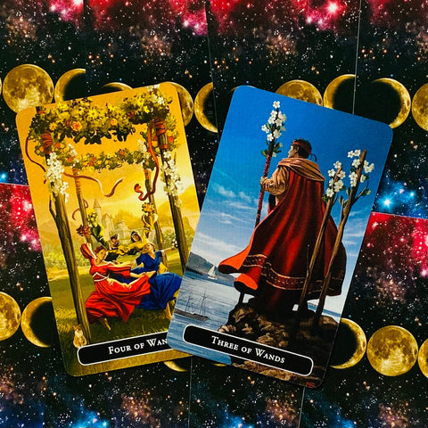 tarot kortos rinkinys — dvi atviros kortos (Four of Wands ir Three of Wands) ant kosminio fono, detalus piešinys