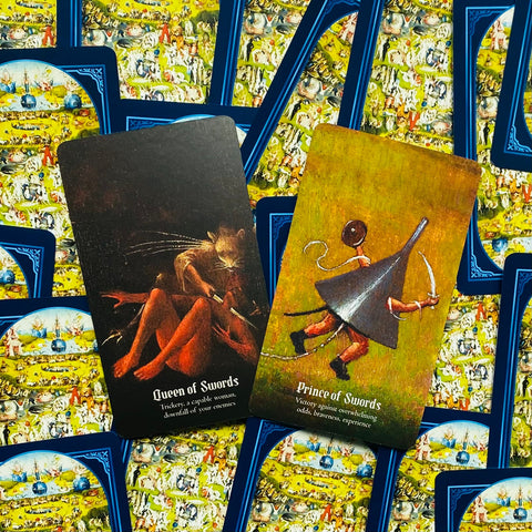 Tarot kortos su dviem Swords rūmų kortomis (Queen of Swords ir Prince of Swords), spalvotos iliustracijos prieš mėlyną atgalinį raštą