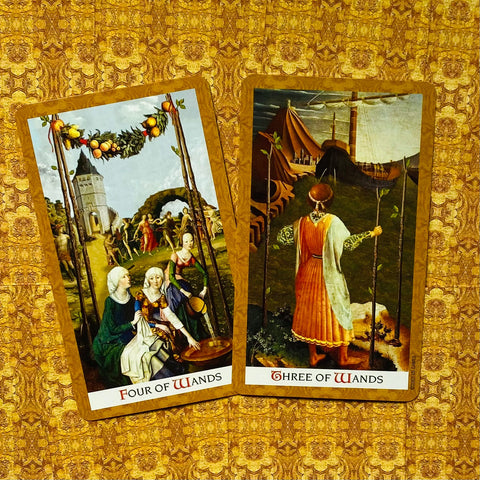 tarot kortos su Renesanso stiliaus iliustracijomis: vertikalios Four of Wands ir Three of Wands ant aukso rašto fono